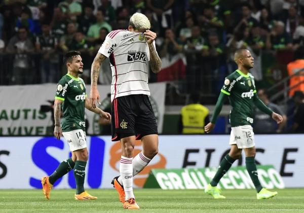  Pedro, do Flamengo, encobre rosto após sentir gás de pimenta: último jogo como titular.(Imagem:Marcos Ribolli )