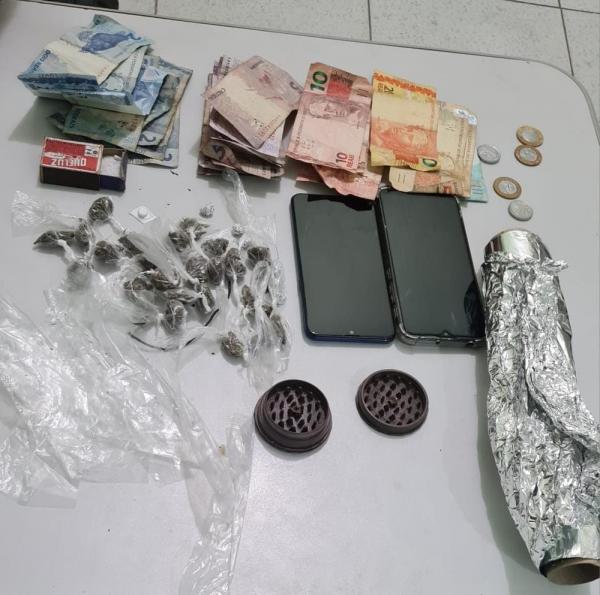 PM apreende crack e maconha e prende primos por tráfico de drogas em Parnaíba, Norte do Piauí.(Imagem:Divulgação /PM-PI)