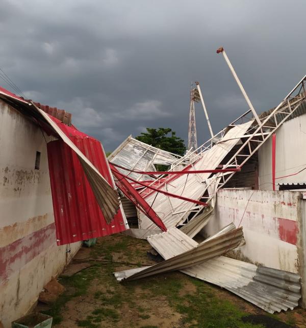 Chuva com ventos arrasta estrutura do estádio do 4 de Julho na tarde desta sexta.(Imagem:Reprodução/Redes sociais)