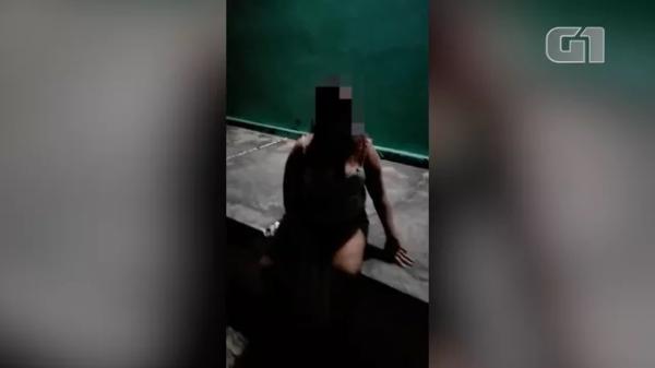 Vítima de agressão sentada na calçada de delegacia fechada no Piauí.(Imagem:Arquivo Pessoal/Sargento José Luís)