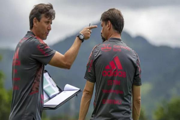 Maurício Souza, técnico interino do Flamengo, terá que quebrar a cabeça para escalar o time carioca.(Imagem:Marcelo Cortes)