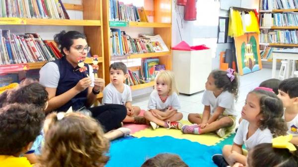 Antes da pandemia, contação de histórias em roda eram comuns nas escolas. Retorno segundo às salas de aula precisará adaptar a dinâmica de interação entre alunos e professores.(Imagem:Divulgação)