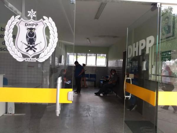 Familiares dos adolescentes mortos após desaparecimento aguardam suspeitos no DHPP em Teresina.(Imagem:Lívia Ferreira/g1)