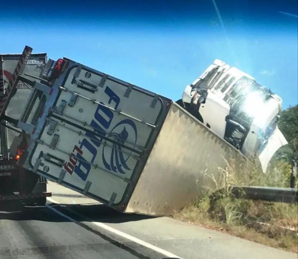 Colisão entre três caminhões deixa rodovia BR-135 parcialmente bloqueada; motorista fugiu do local.(Imagem:Reprodução)