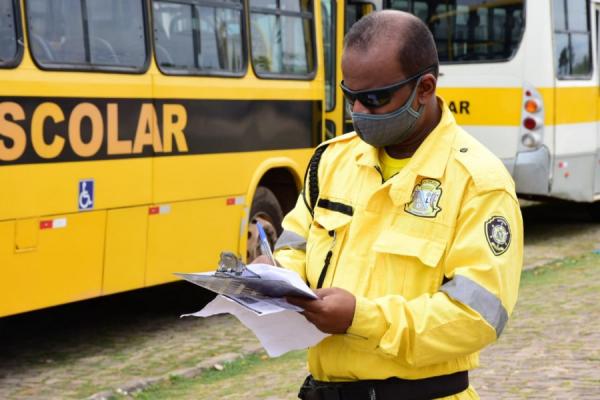 Volta às aulas: Transporte escolar passa por vistoria em Floriano.(Imagem:Secom)