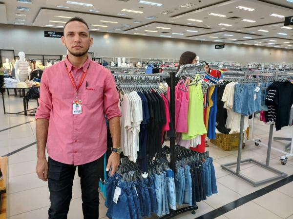 Wagner,chefe do setor de confecções do Armazém Paraíba.(Imagem:FlorianoNews)