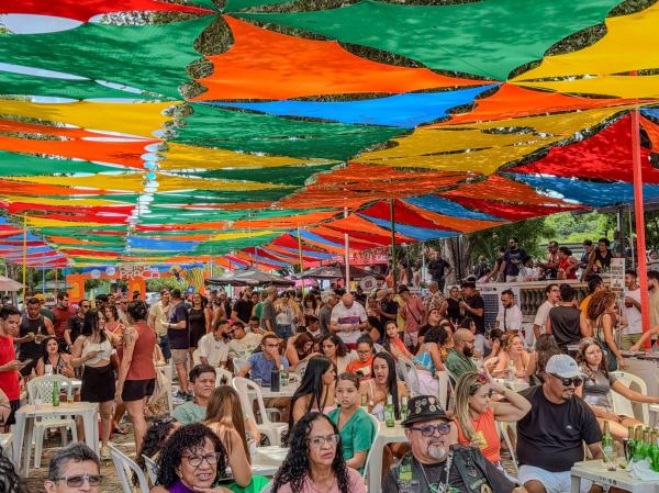 Feira na Pra&ccedil;a recebe show de Fl&aacute;vio Moura com o projeto Esta&ccedil;&atilde;o 90 neste domingo (12)(Imagem: Ascom Secult)