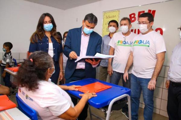 W.Dias visita primeira turma do programa que vai alfabetizar 200 mil pessoas(Imagem:Divulgação)