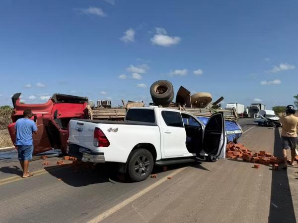 Acidente envolveu caminhonete em que estava o secretário de cultura do Piauí, um caminhão com tijolos e um carro pequeno na BR-343.(Imagem:Reprodução)