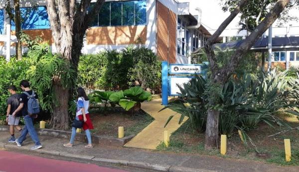 Estudantes no campus da Unicamp, em Campinas, antes da suspensão das aulas.(Imagem:Fernando Pacífico / G1)