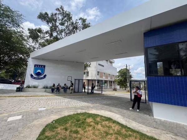 Entrada do campus sede da UFCG, em Campina Grande.(Imagem:Bruna Couto / g1)