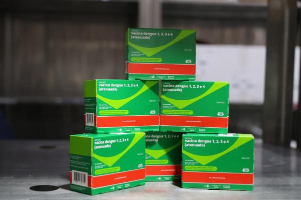 O imunizante protege contra os quatro sorotipos do vírus e será aplicado em dose única, uma diferença importante em relação a outras vacinas disponíveis no mundo.(Imagem:Divulgação)