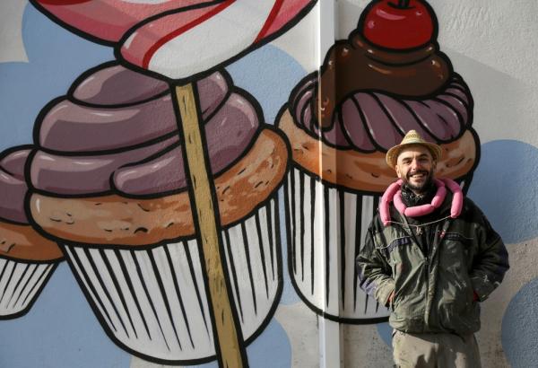 Artista italiano transforma suásticas em grafites sobre comida(Imagem:Reprodução)