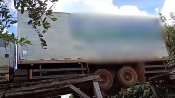 Caminh&atilde;o com carga de 11 toneladas fica preso ap&oacute;s ponte de madeira ceder no Piau&iacute;.(Imagem:Reprodu&ccedil;&atilde;o/Redes sociais)