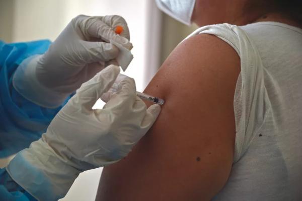 Mulher recebe vacina contra a Covid-19.(Imagem:Rodrigo Buendia/AFP)