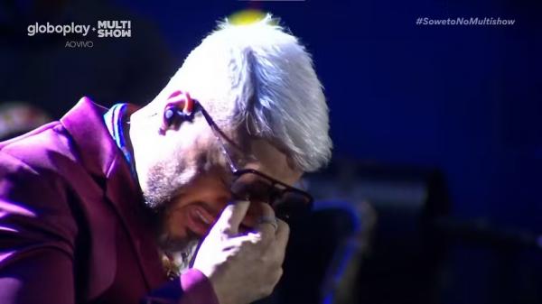 Belo vai às lágrimas durante show da turnê 