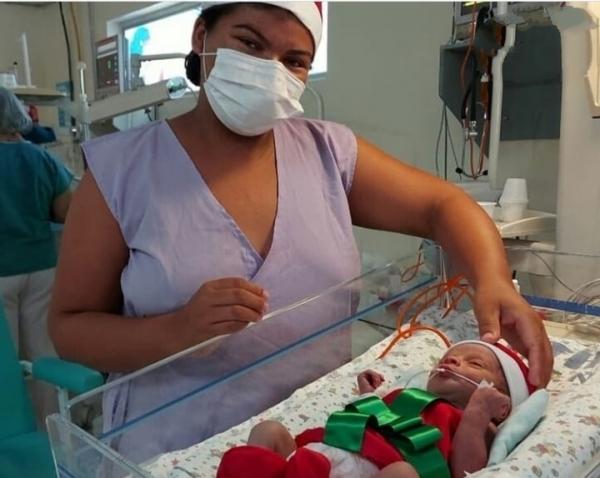 Equipe da UTI Neonatal do HRTN faz surpresa aos pais dos bebês internados(Imagem:HRTN)