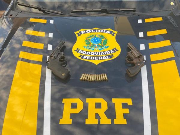 Ao ser feita a busca veicular, os policiais encontraram dois revolveres cal. 38 mm e 12 munições não deflagradas.(Imagem:Divulgação/PRF)