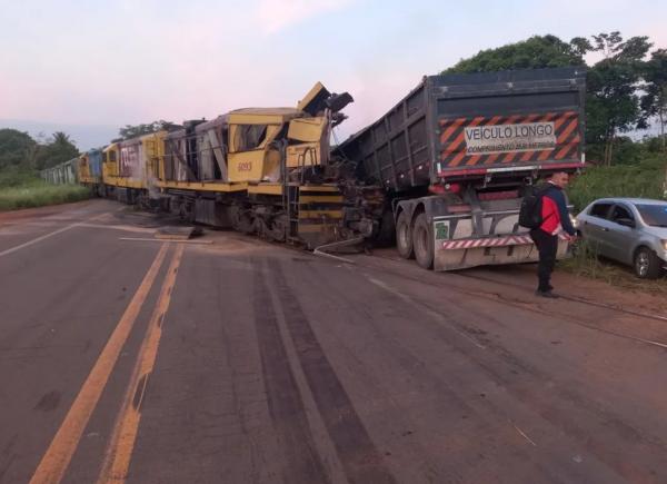 Maquinista morre após colisão entre trem e caminhão.(Imagem:Divulgação /PRF)