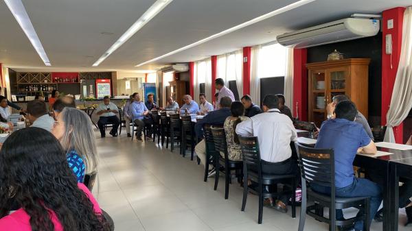 Prefeito e lideranças se reúnem para discutir preparativos do culto em ação de graças em Floriano.(Imagem:Divulgação)