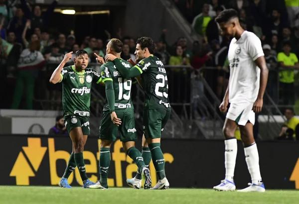 Breno Lopes e Rony comemoram gol do Palmeiras contra o Goiás.(Imagem:Marcos Ribolli)