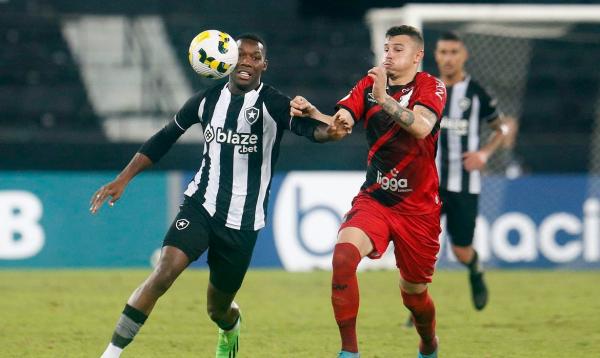 Athletico-PR e Botafogo medem forças em busca de vaga na Libertadores.(Imagem:Vitor Silva/Botafogo/Direitos Reservados)