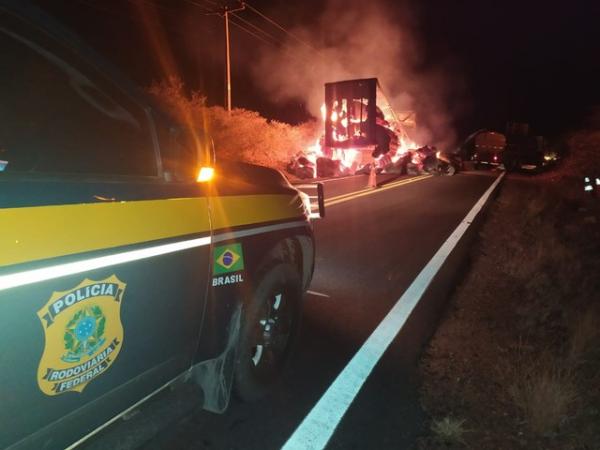 Semi-reboques ficam destruídos após carga de algodão pegar fogo.(Imagem:Divulgação PRF)