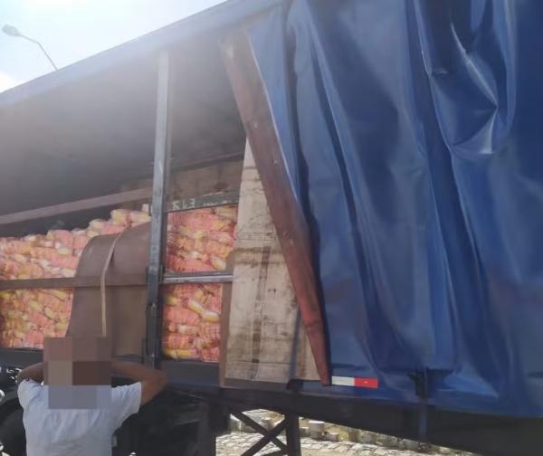 Motorista é preso com carga roubada de massa de milho em Serra Talhada (PE). A carga foi roubada em Teresina.(Imagem:Draco-PI)