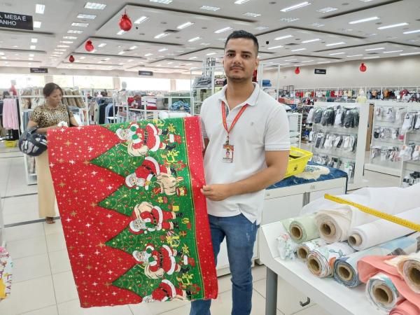Ramires, chefe do setor de tecidos do Armaz&eacute;m Para&iacute;ba.(Imagem:FlorianoNews)