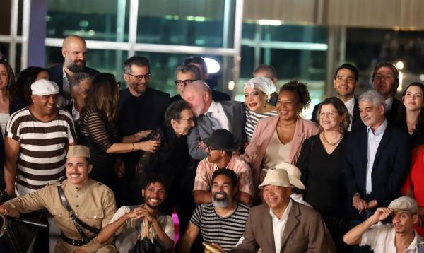 Presidente da República, Luiz Inácio Lula da Silva, juntamente com a equipe do fime O Agente Secreto, no Palácio da Alvorada.(Imagem:Valter Campanato/Agência Brasil)