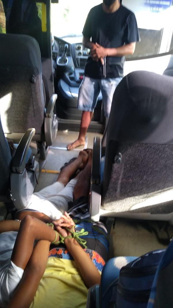 Dois homens foram presos em flagrante ao tentar cometer um assalto a um ônibus que passava pela rodovia PI-112. É que dentro do veículo havia dois policiais militares à paisana, qu(Imagem:Reprodução)