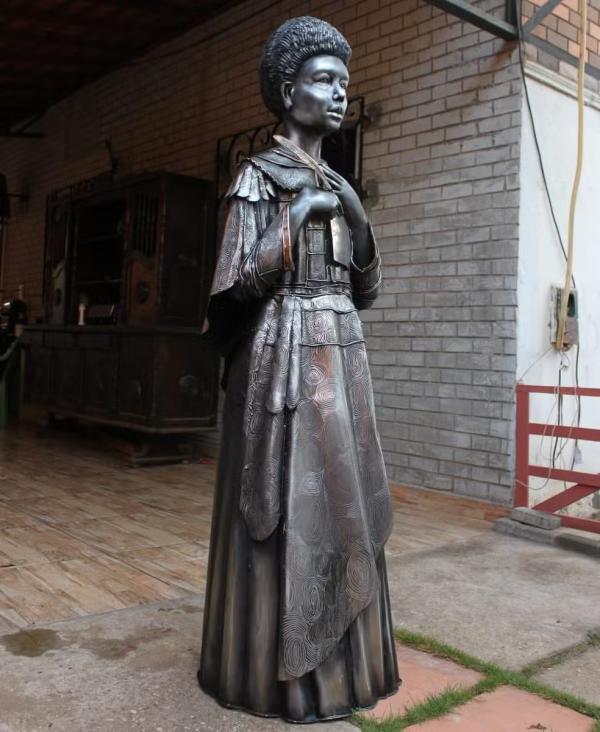 Estátua em inox de Esperança Garcia, considerada a primeira advogada do Brasil.(Imagem:Reprodução)