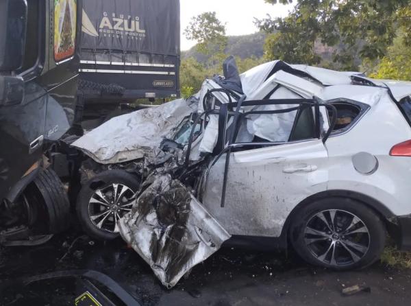 Cinco pessoas morrem em colisão entre carro e caminhão na BR-135, Sul do Piauí.(Imagem:Divulgação/PM-PI)