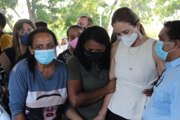 Lucy Soares, mulher do ex-prefeito Firmino Filho, durante o enterro em Teresina.(Imagem:Lívia Ferreira/G1 PI)