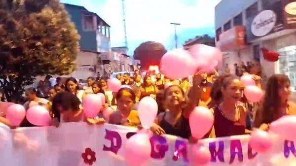 Amigos e familiares de mulher morta a facadas fazem manifestação contra feminicídio em União, no Piauí(Imagem:Reprodução)