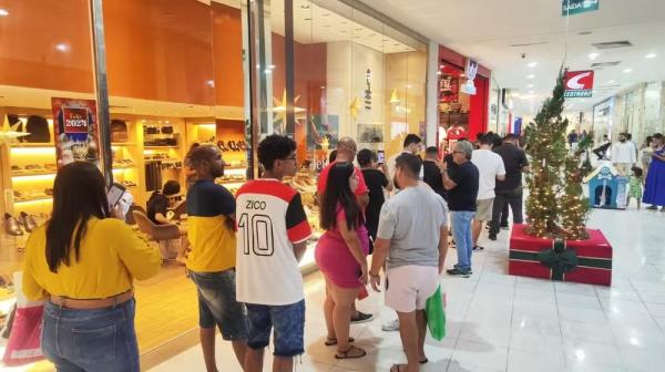 Fila para garantir o ingresso para Nova Iguaçu x Flamengo(Imagem:Mário Aguiar / ge)