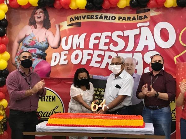 Corte do bolo marca festa de aniversário de 64 anos do Armazém Paraíba em Floriano(Imagem:FlorianoNews)