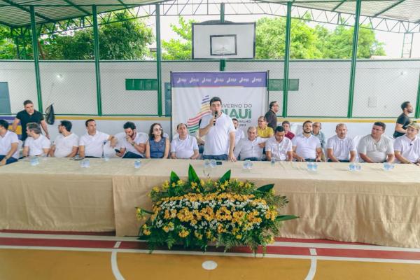 Governador entrega 250 t&iacute;tulos de propriedade rural em Floriano e refor&ccedil;a regulariza&ccedil;&atilde;o fundi&aacute;ria(Imagem:Jo&atilde;o Allbert)
