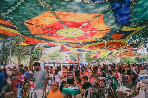 &Agrave;s 17h, o p&uacute;blico confere a apresenta&ccedil;&atilde;o de Rod Sobral com o Baile do Sobral, e, &agrave;s 20h, o samba agita a Pra&ccedil;a com o Samba do Coreto El&eacute;trico.(Imagem:Jo&atilde;o Allbert)