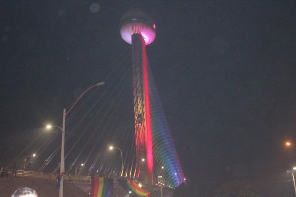 Ponte Estaiada com as cores do arco-íris em 2018.(Imagem:Gilcilene Araújo/G1)