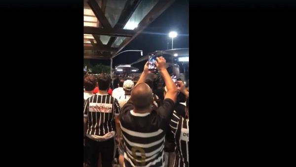 Elenco do Corinthians chega ao hotel e recebe aplausos de torcedores.(Imagem:Ana Canhedo)