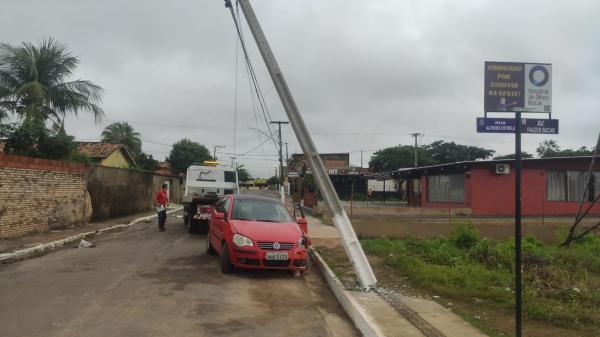 Carro colide contra poste e motorista foge do local em Floriano.(Imagem:Divulgação)