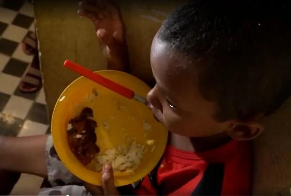 Criança com prato de comida, em imagem de arquivo.(Imagem:TV Globo/ Reprodução)