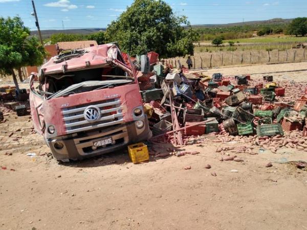 Veículo desgovernado atingiu caminhão e moto matando três pessoas no Sul do Piauí.(Imagem:Antônio Rocha/TV Clube)