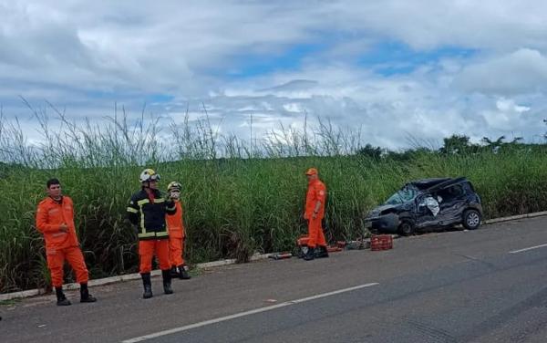 Um dos veículos ficou totalmente destruído(Imagem:Caroline Oliveira)