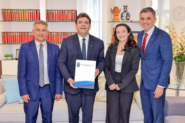 Reitoria passa a ser ocupada pelos professores Paulo Henrique, reitor, e Fábia Buenos Aires, vice-reitora. A chapa venceu o pleito com quase 70% de aprovação.(Imagem:Gabriel Paulino)