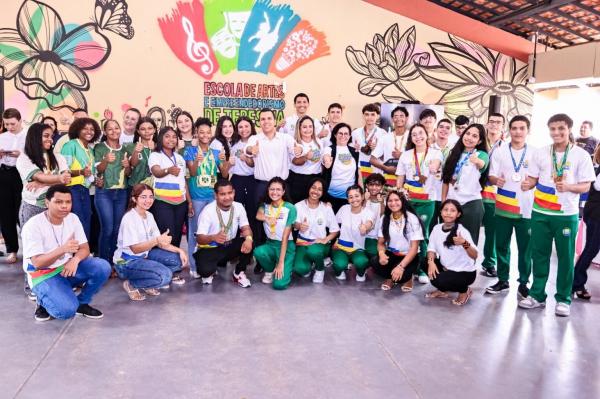 Equipes da Secretaria de Educa&ccedil;&atilde;o atuaram o dia todo em pontos estrat&eacute;gicos, apoiando novas matr&iacute;culas na rede estadual para 2026.(Imagem:Jonathan Dourado)