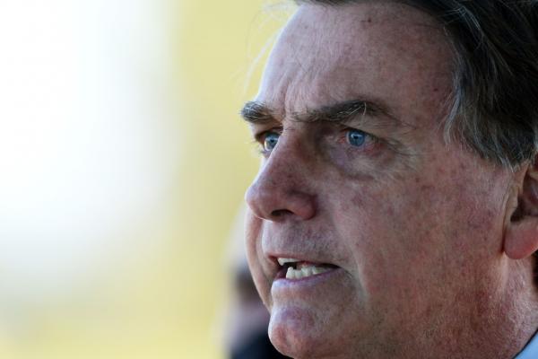 O presidente da República, Jair Bolsonaro (sem partido), fala com simpatizantes e imprensa em frente ao Palácio da Alvorada, em Brasília, nesta quinta-feira, 28.(Imagem:EDU  ANDRADE/FATOPRESS/ESTADÃO CONTEÚDO)