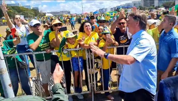 O presidente Jair Bolsonaro foi a uma manifestação neste domingo (1º) em Brasília organizada por apoiadores e simpatizantes de seu governo. Ele não discursou.  Os manifestantes est(Imagem:Reprodução)