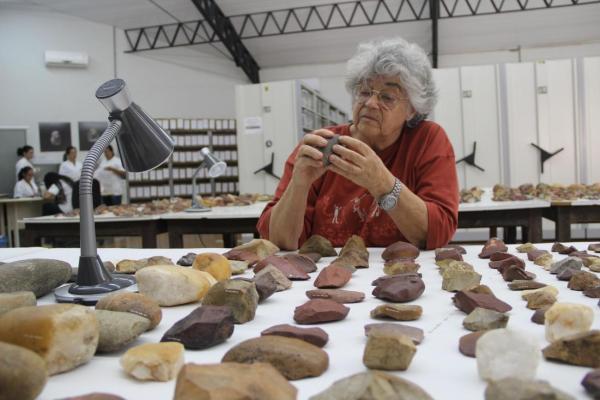 A arqueóloga foi responsável pela coordenação das pesquisas que revelaram ao mundo a presença milenar do homem nas Américas.(Imagem:Arquivo Fumdham)